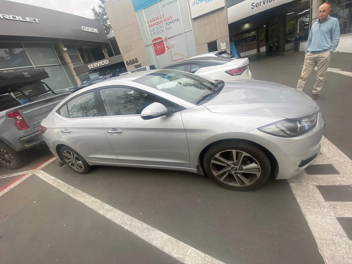 Hyundai Elantra 2.0 Gls 4x2 Ad At 4p año 2016