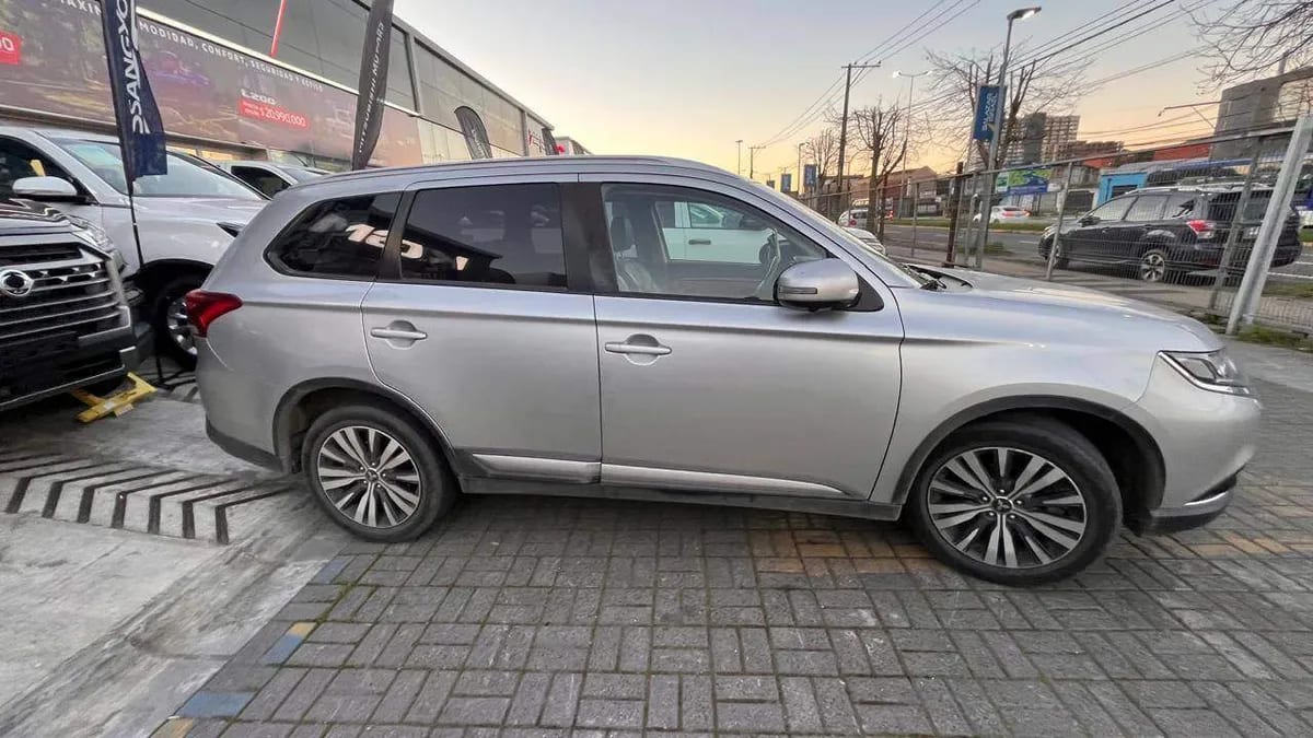 Mitsubishi Outlander 2.4 Glx 4x4 At 5p año 2021
