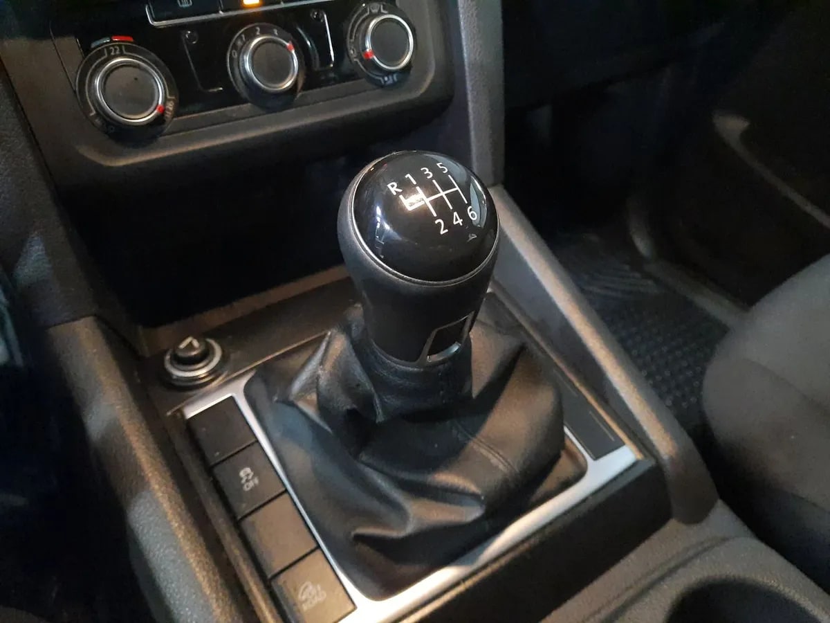 Volkswagen Amarok 2.0 Comfortline Diesel Dob. Cab. 4x2 Mt 4p año 2020