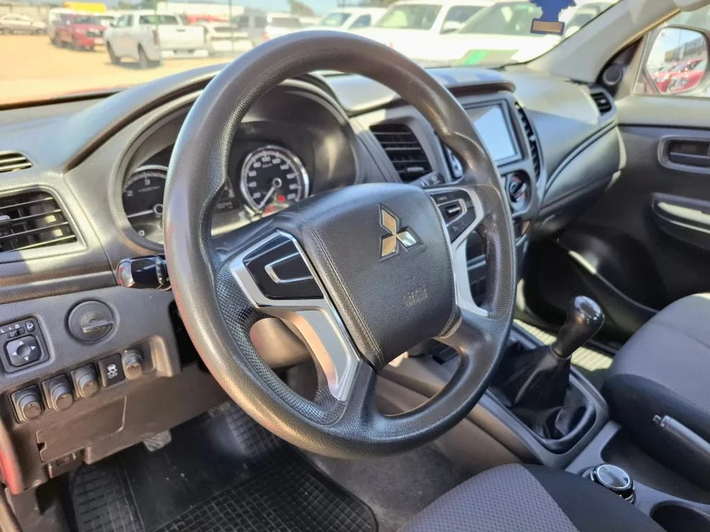 Mitsubishi L200 L200 Katana D/c 2.4 Tdi Mt Crt 4x4 año 2023
