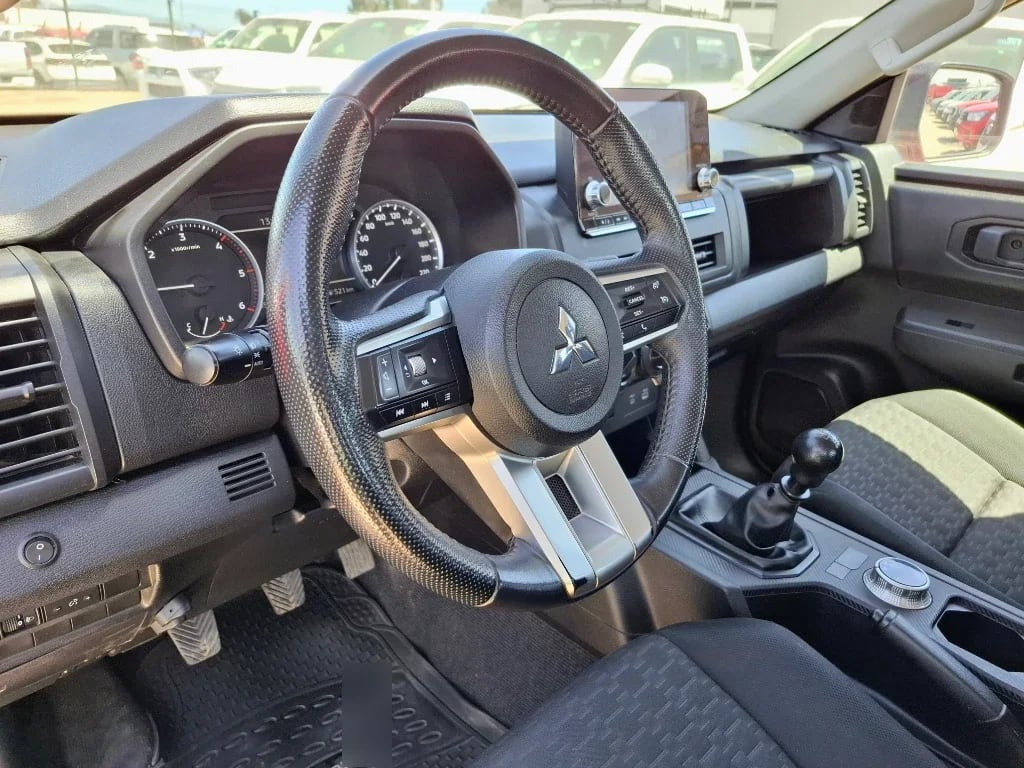 Mitsubishi L200 L200 Katana D/c 2.4 Tdi Mt Xrt 4x4 año 2024