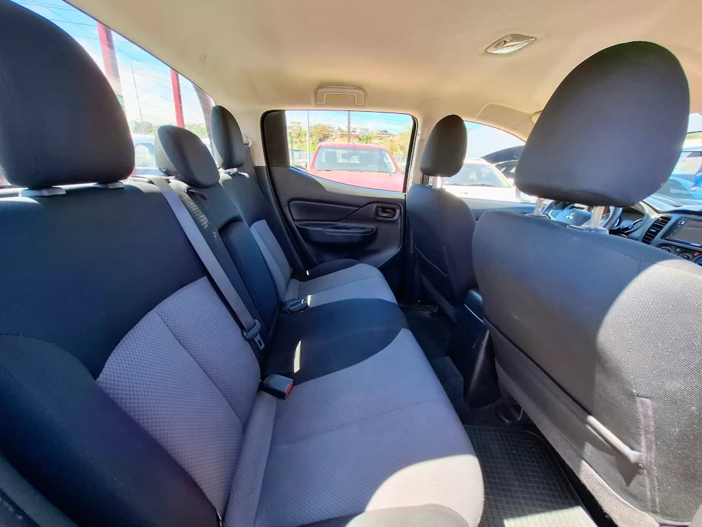 Mitsubishi L200 L200 Katana D/c 2.4 Tdi Mt Crt 4x4 año 2023