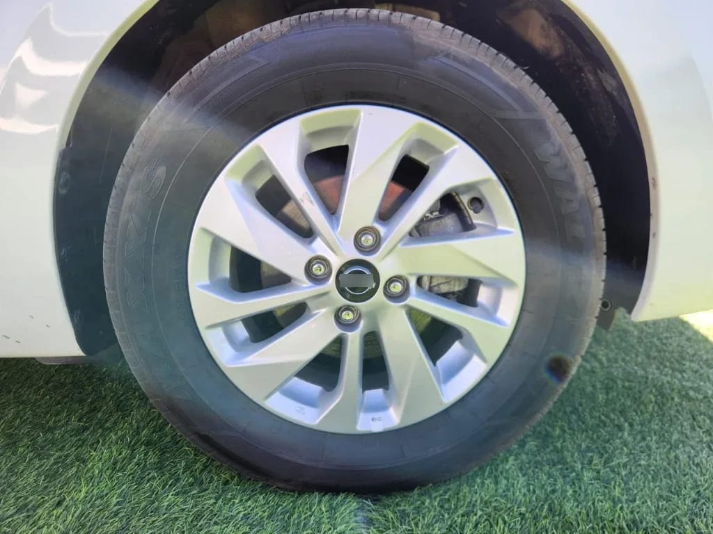 Nissan Versa 1.6 Sense 4x2 Mt 4p año 2025
