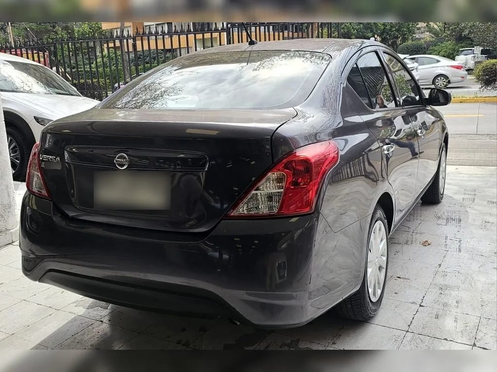 Nissan Versa Mt año 2021
