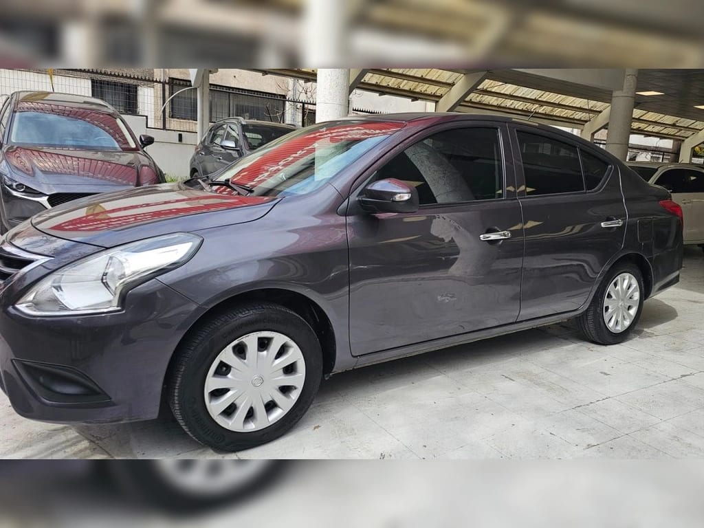 Nissan Versa Mt año 2021