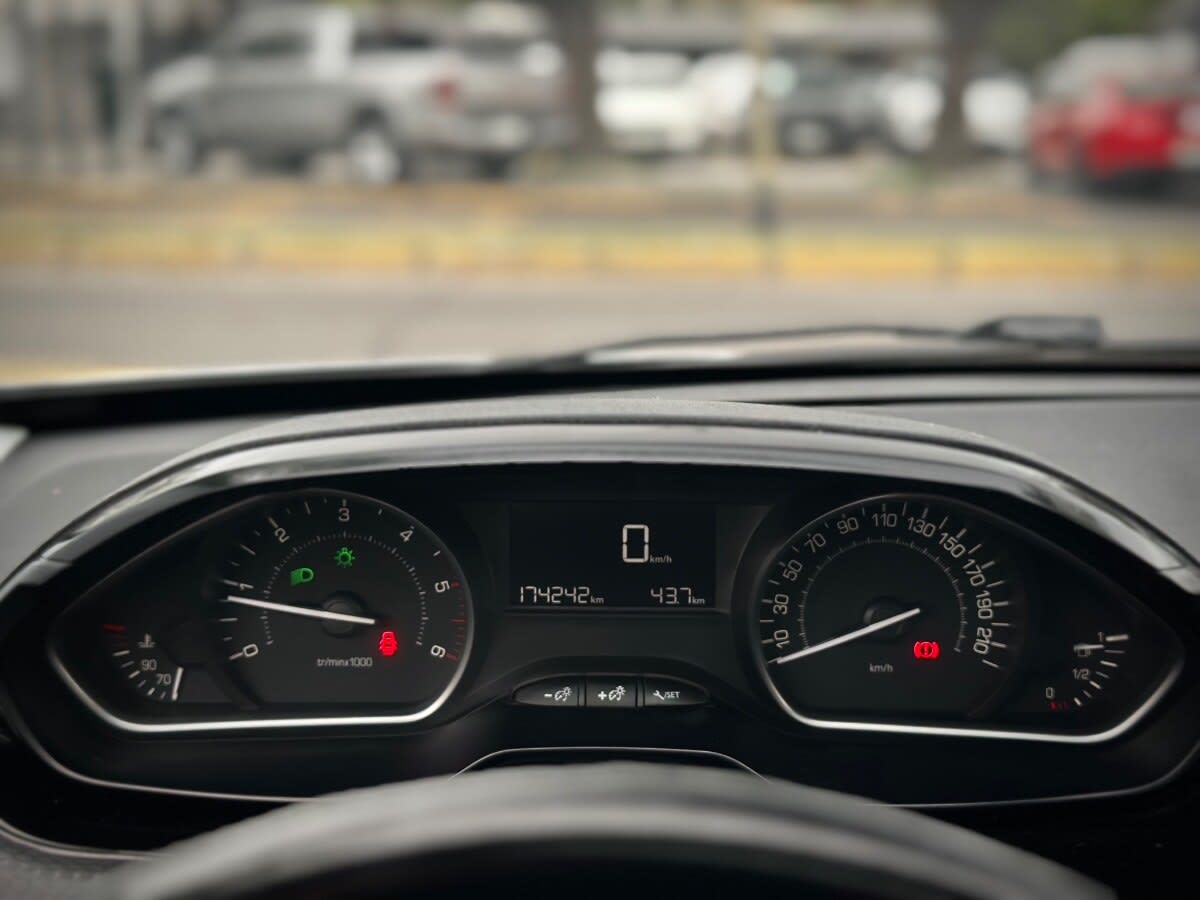 Peugeot 208 Bluehdi Allure Pack año 2019