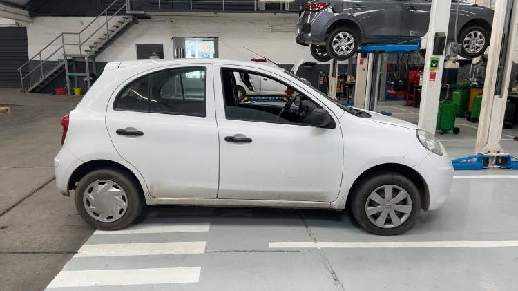 Nissan March 1.6 Active 4x2 Mt 5p año 2016