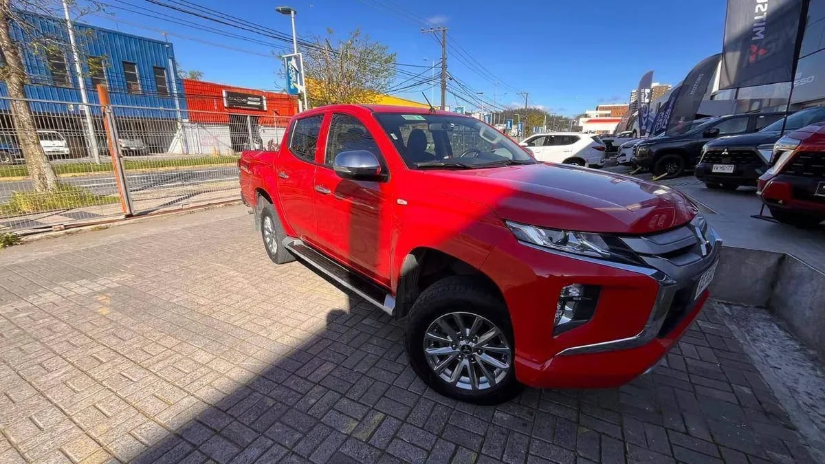 Mitsubishi L200 2.4 Katana Crt Diesel Dob. Cab. 4x4 Euro6 Mt 4p año 2024