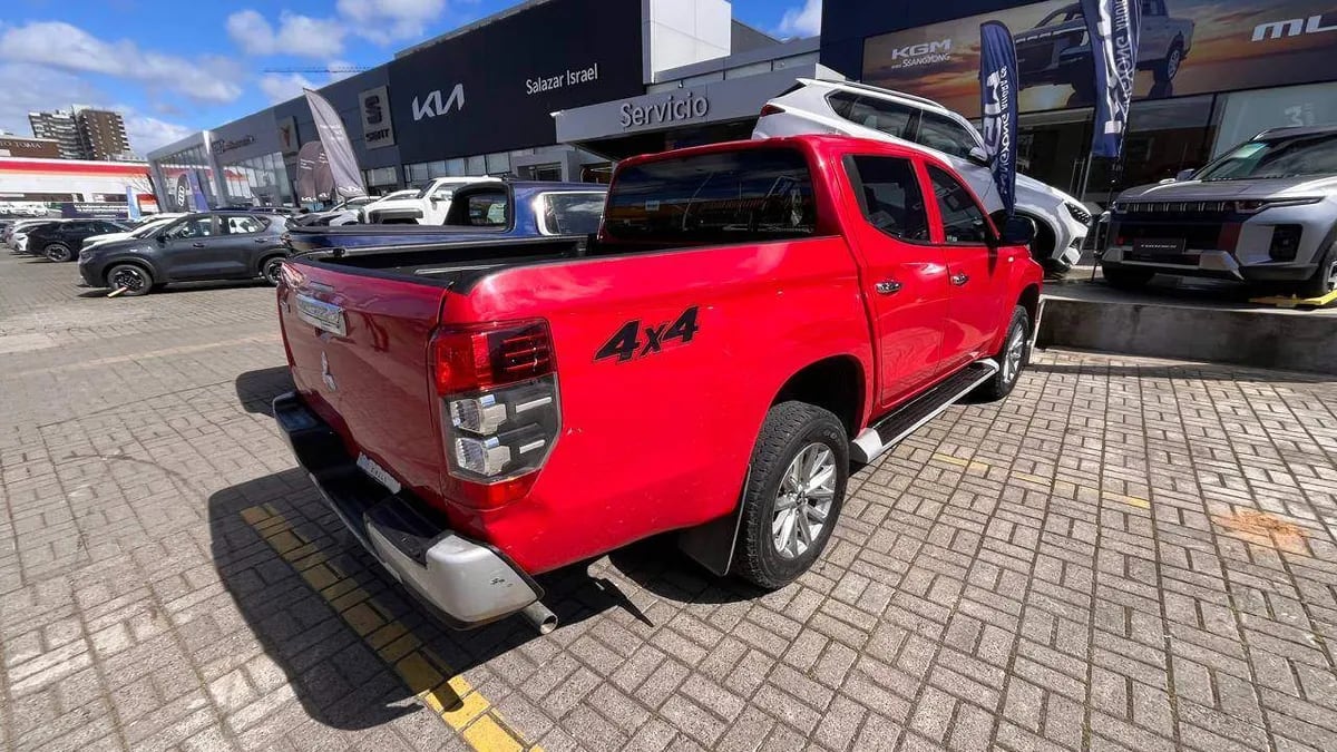Mitsubishi L200 2.4 Katana Crt Diesel Dob. Cab. 4x4 Euro6 Mt 4p año 2024