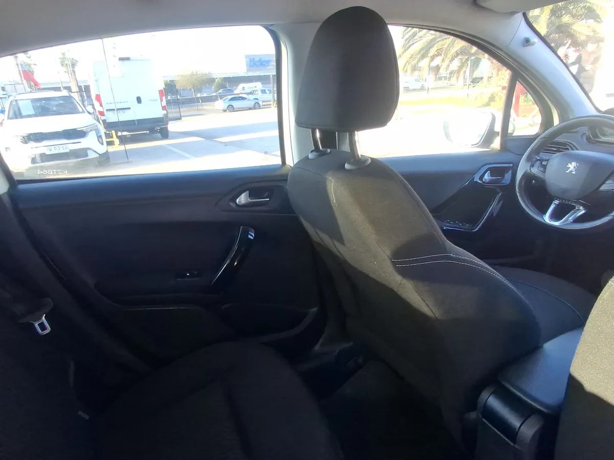Peugeot 208 1.2 Active Pack Puretech 4x2 82hp Mt 5p año 2019