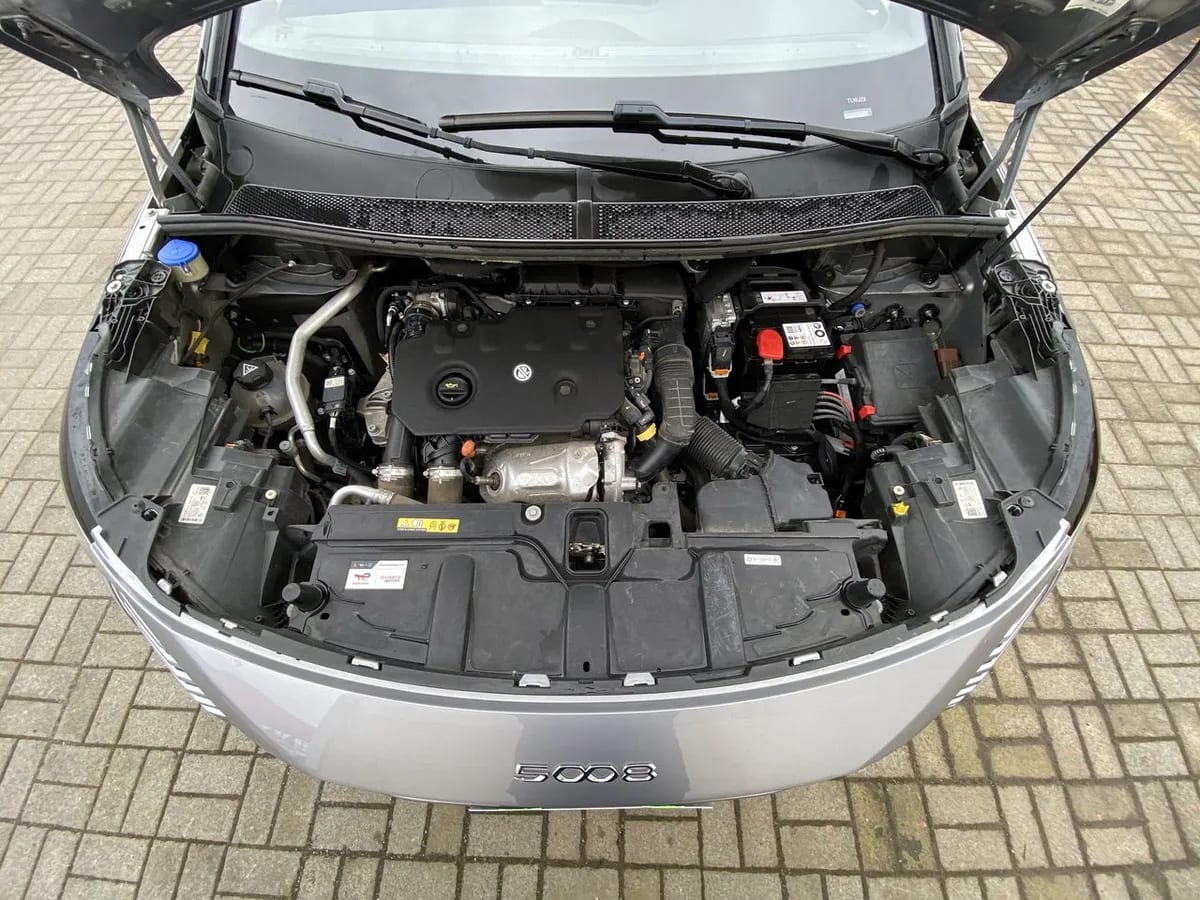 Peugeot 5008 1.5 Allure Pack Bluehdi 130 4x2 Eat8 5p año 2024