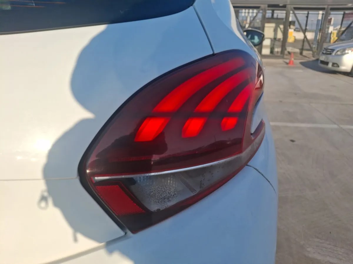 Peugeot 208 1.2 Active Pack Puretech 4x2 82hp Mt 5p año 2019