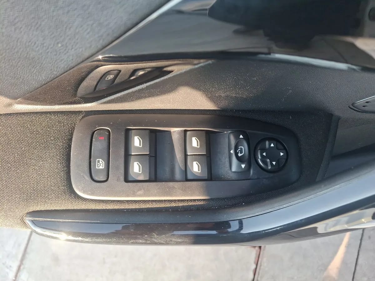Peugeot 208 1.2 Active Pack Puretech 4x2 82hp Mt 5p año 2019