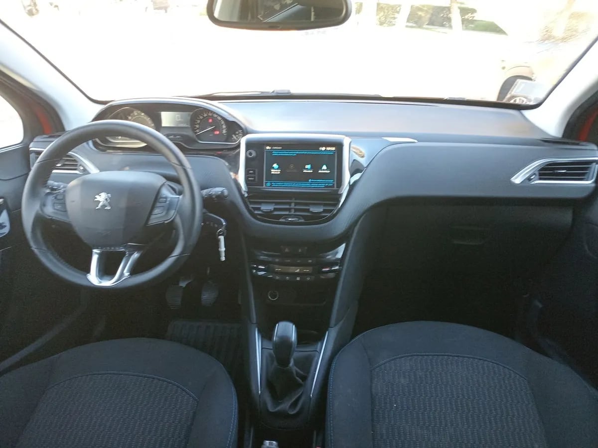 Peugeot 208 1.2 Signature Puretech 4x2 82 Mt5 5p año 2020