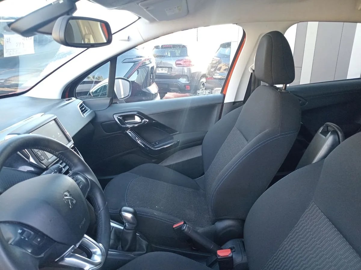 Peugeot 208 1.2 Signature Puretech 4x2 82 Mt5 5p año 2020