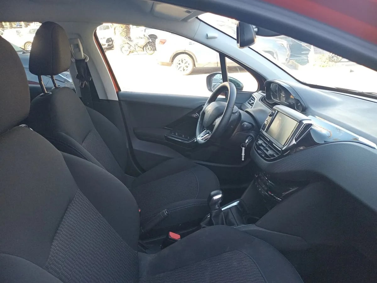 Peugeot 208 1.2 Signature Puretech 4x2 82 Mt5 5p año 2020