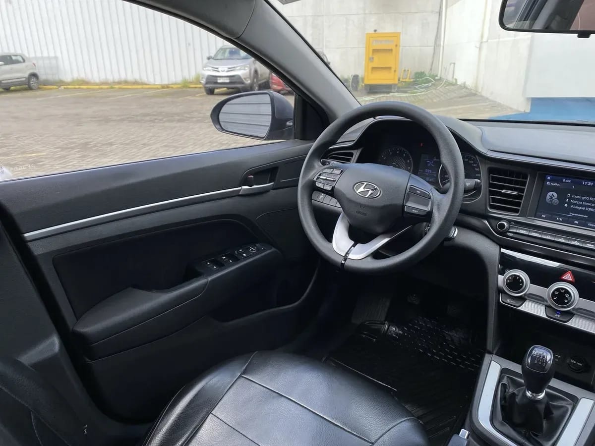 Hyundai Elantra 1.6 Value Fl 4x2 Mt 4p año 2021