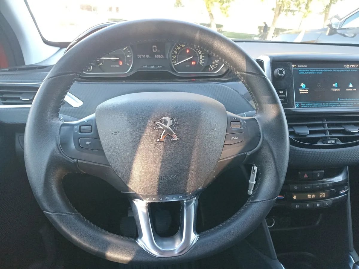 Peugeot 208 1.2 Signature Puretech 4x2 82 Mt5 5p año 2020