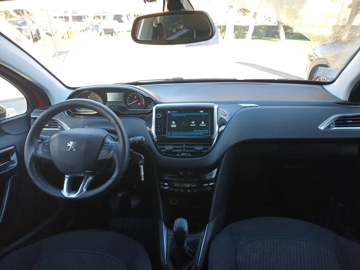 Peugeot 208 1.2 Signature Puretech 4x2 82 Mt5 5p año 2020