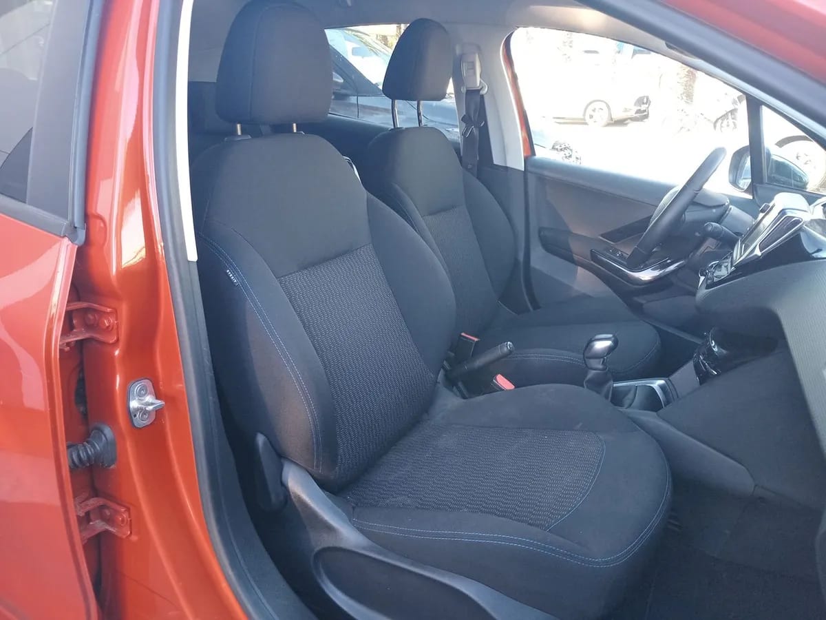 Peugeot 208 1.2 Signature Puretech 4x2 82 Mt5 5p año 2020