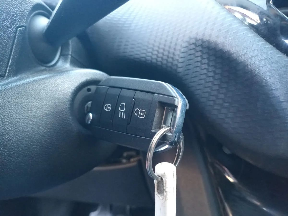 Peugeot 208 1.2 Signature Puretech 4x2 82 Mt5 5p año 2020