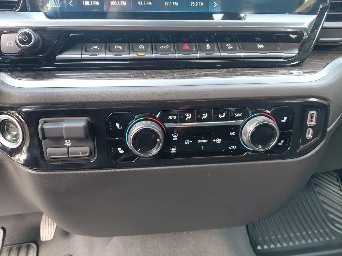 Chevrolet Silverado 5.3 Lt Trail Boss Z71 4x4 At 4p año 2023