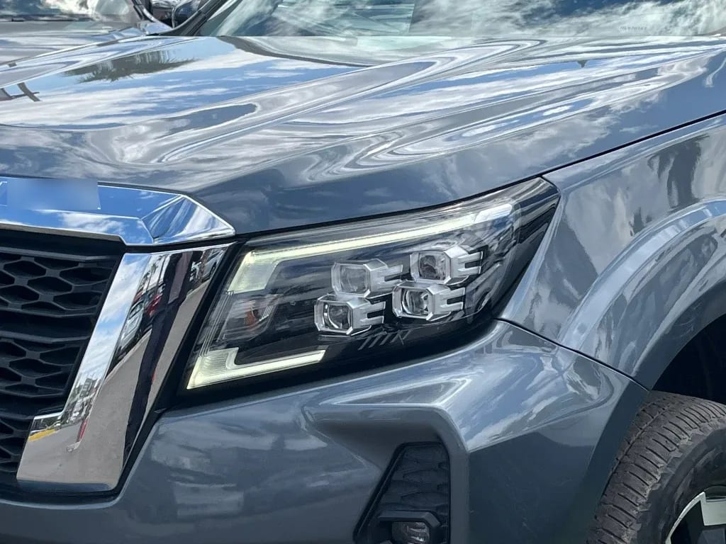 Nissan Navara 2.3d Platinum Diesel 4x4 Dob.cab. Mt 4p año 2023