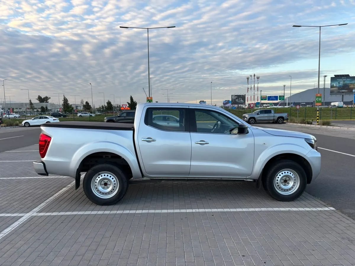NISSAN NAVARA 2.3 Dc Xe Mt 4x2 Diesel año 2022