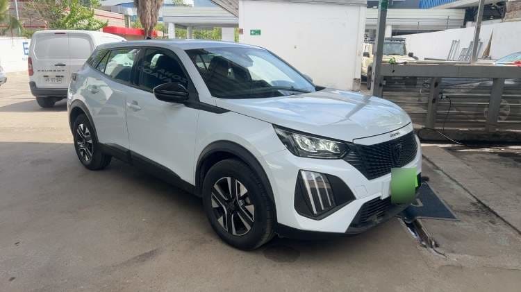 Peugeot 2008 1.2 Active Pack Puretech 130hp 4x2 Mt 5p año 2025
