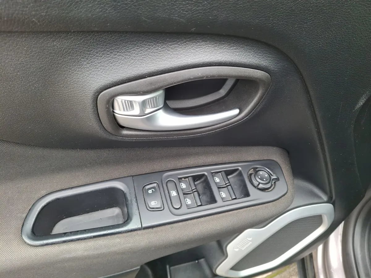 Jeep Renegade 1.8 Sport Lx 4x2 Radio 5 Mt 5p año 2019