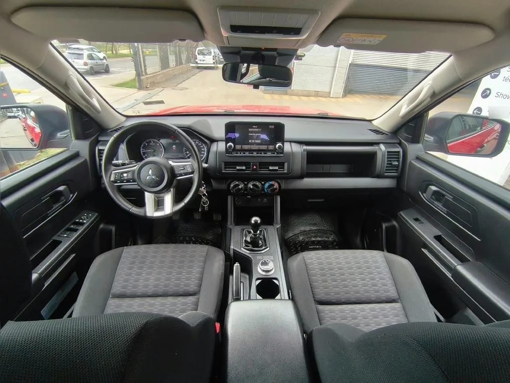 Mitsubishi L200 Katana Xrt 2.4 Mt 4x4 año 2024