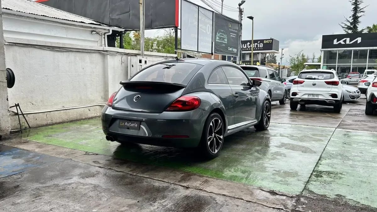 Volkswagen Beetle 1.4 Design 4x2 At 3p año 2015