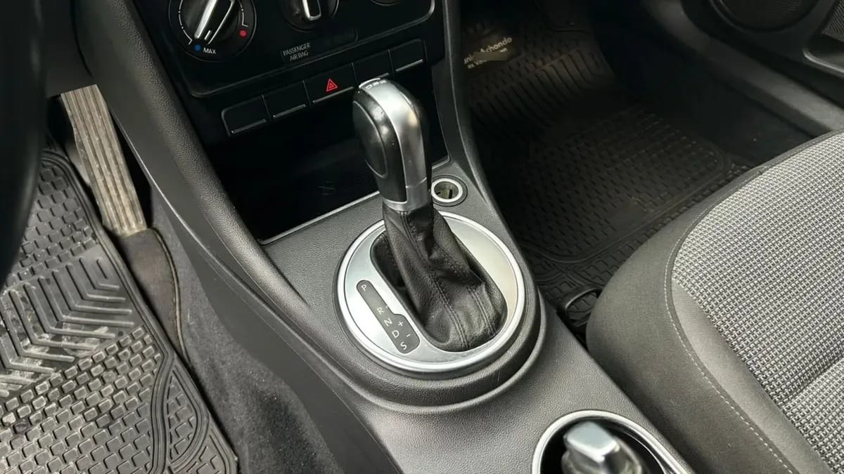 Volkswagen Beetle 1.4 Design 4x2 At 3p año 2015