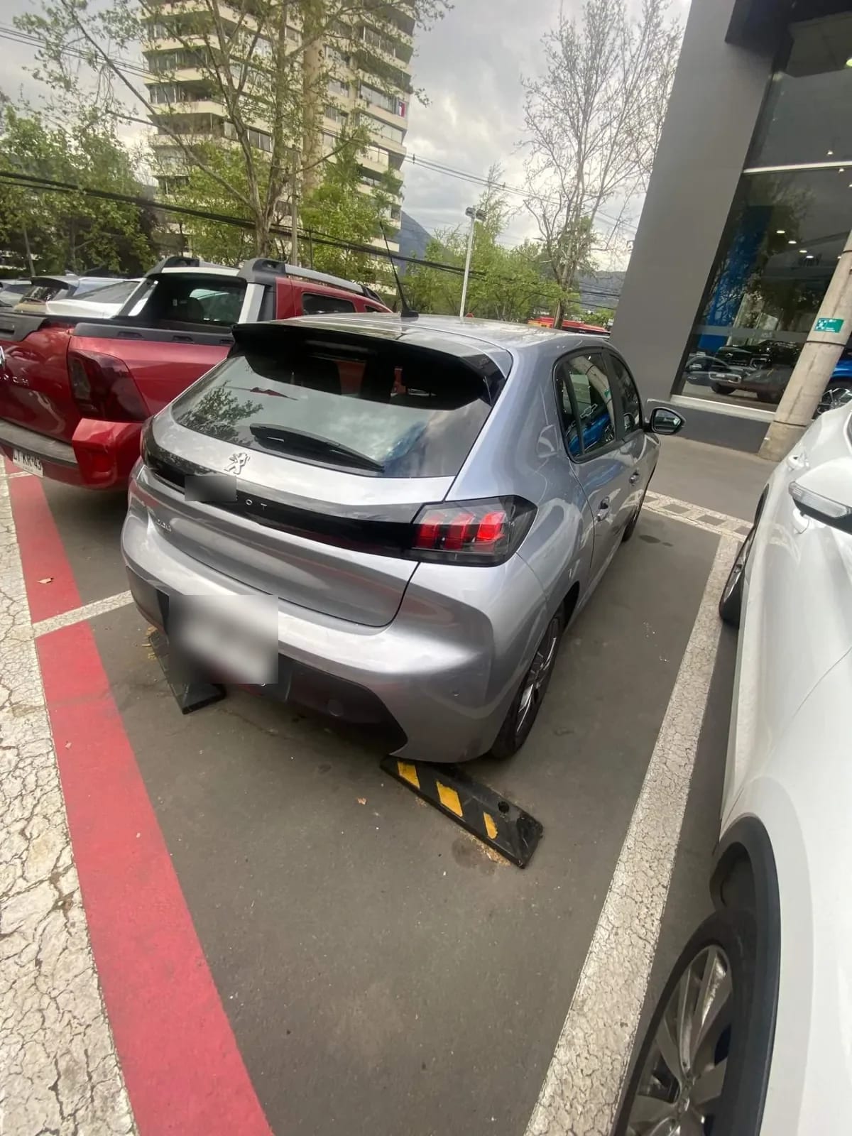 Peugeot 208 1.2 Signature Puretech 4x2 82 Mt5 5p año 2021