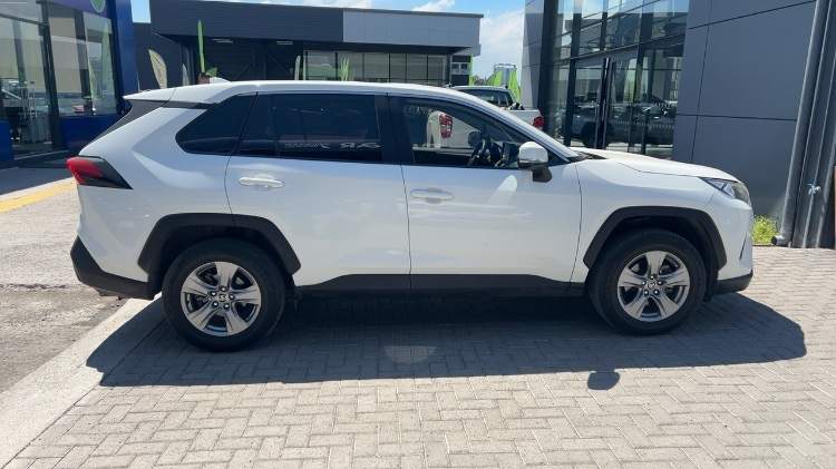 Toyota Rav 4 2.0 Le 4x2 Mt 5p año 2022