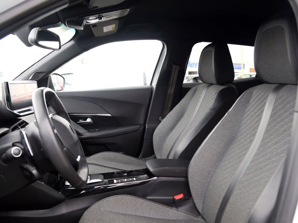 Peugeot 2008 Blue Hdi 1.5 Aut año 2025