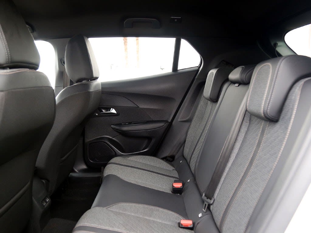 Peugeot 2008 Blue Hdi 1.5 Aut año 2025