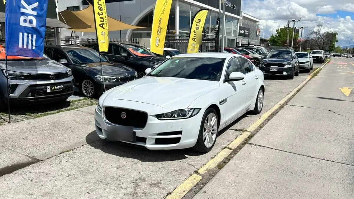 Jaguar Xe 2.0 año 2018