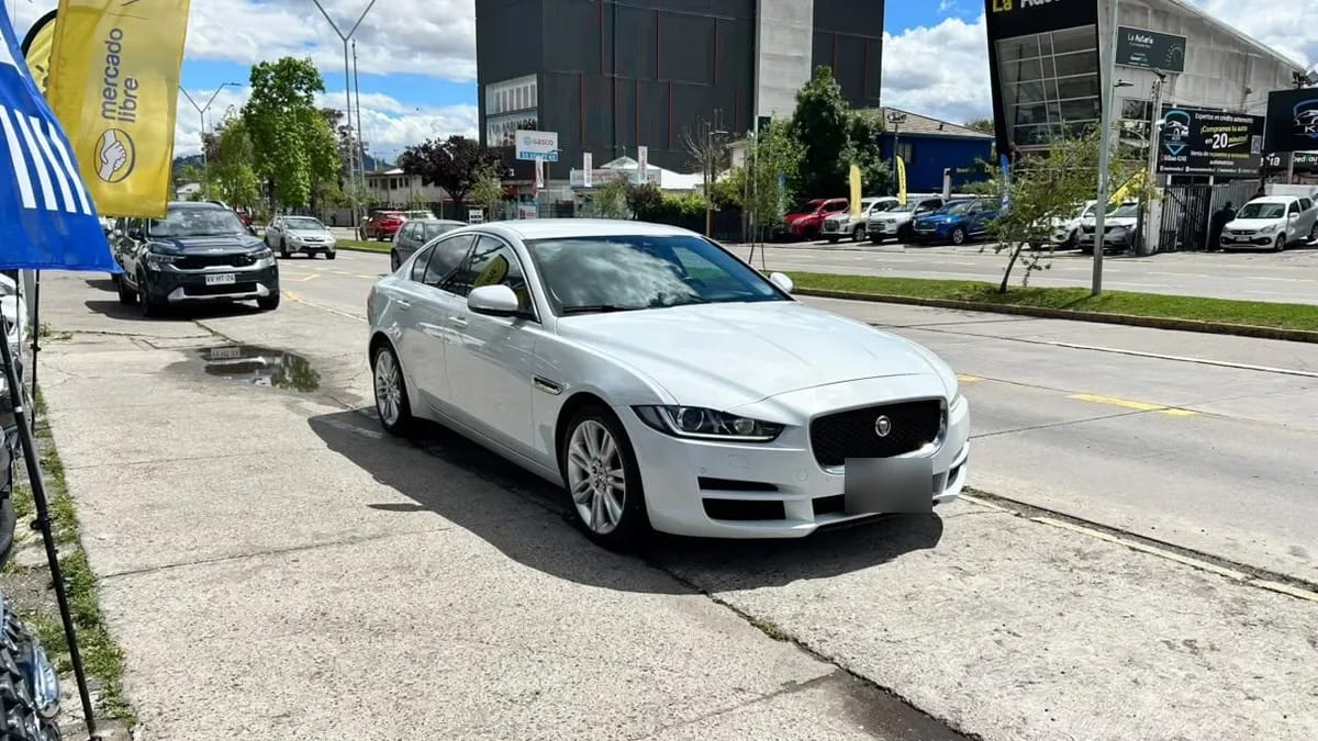 Jaguar Xe 2.0 año 2018