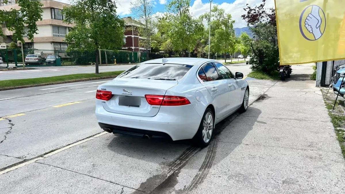 Jaguar Xe 2.0 año 2018
