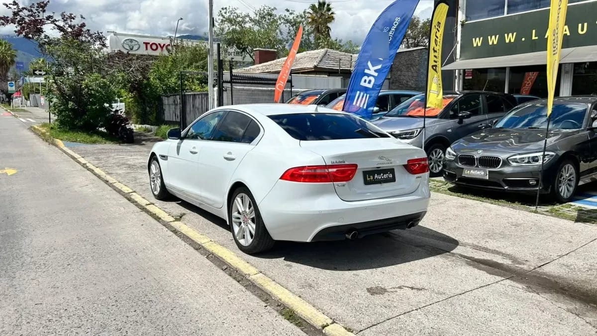 Jaguar Xe 2.0 año 2018