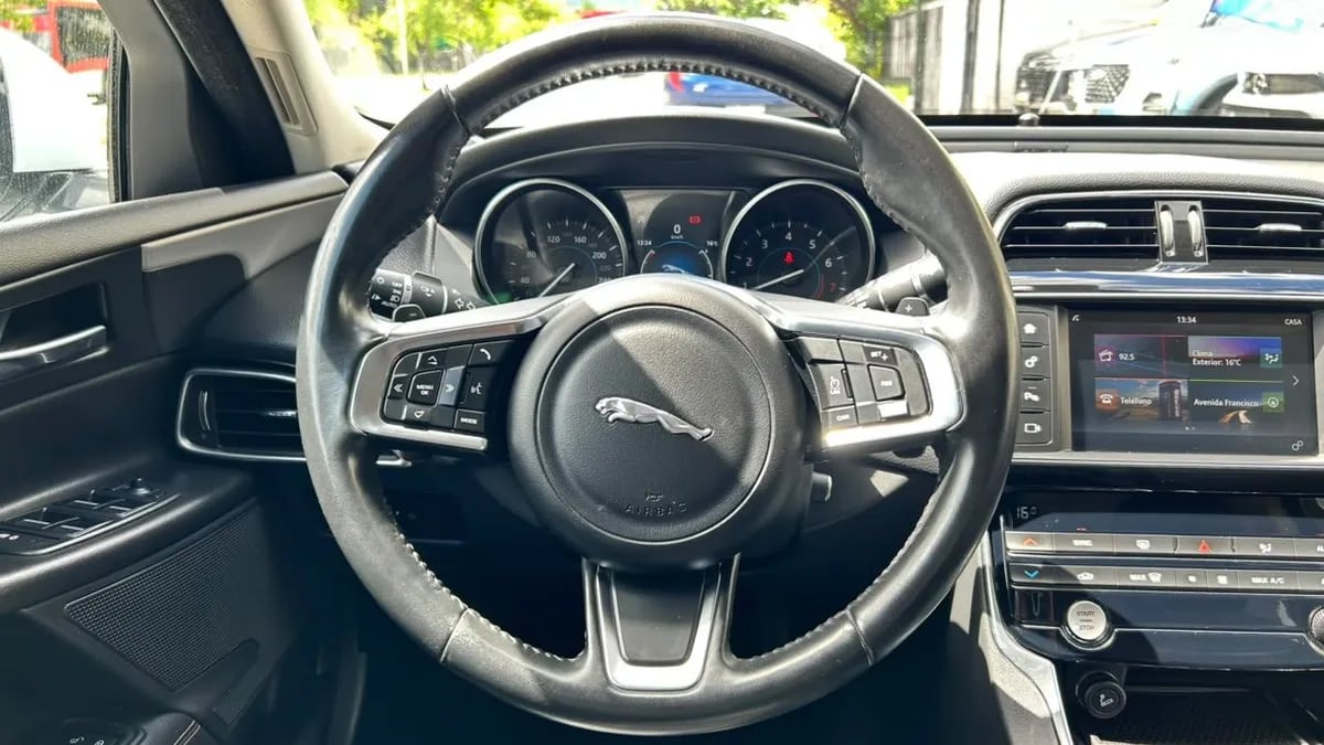 Jaguar Xe 2.0 año 2018