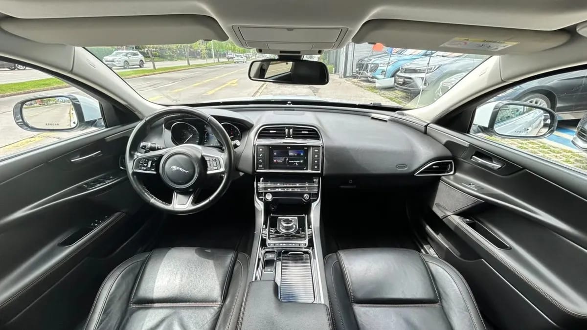 Jaguar Xe 2.0 año 2018