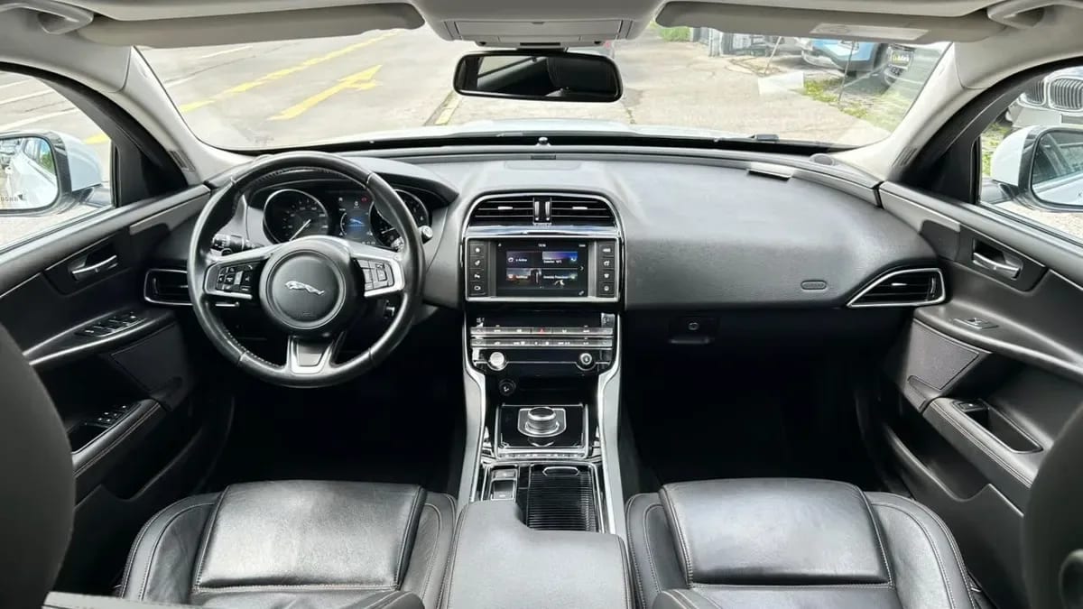 Jaguar Xe 2.0 año 2018