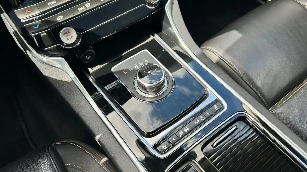 Jaguar Xe 2.0 año 2018