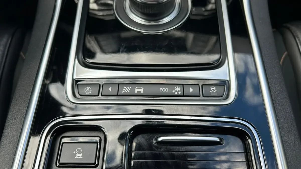 Jaguar Xe 2.0 año 2018