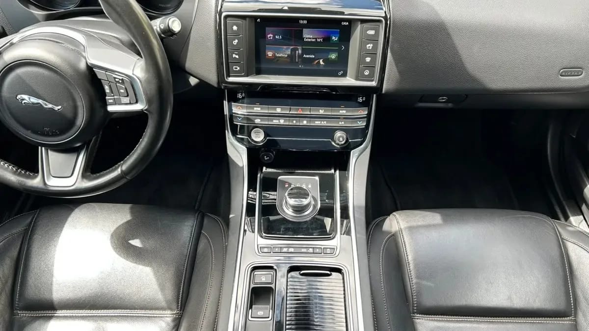 Jaguar Xe 2.0 año 2018