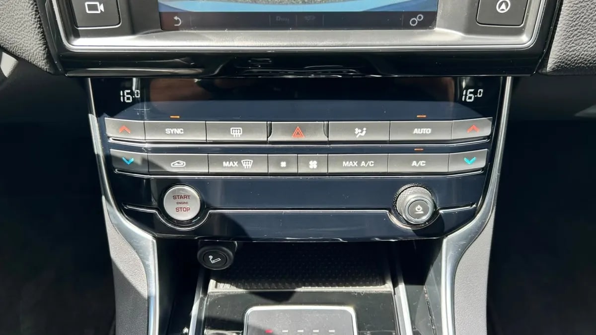 Jaguar Xe 2.0 año 2018