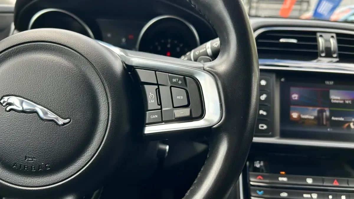 Jaguar Xe 2.0 año 2018