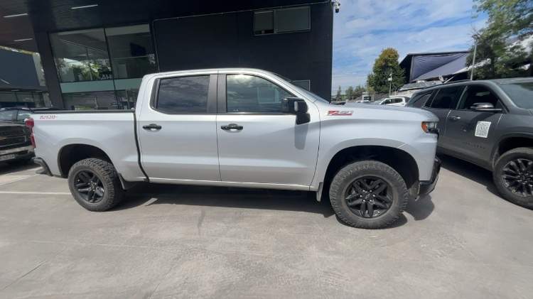 Chevrolet Silverado 5.3 Lt Trailboss Z71 4x4 At 4p año 2022